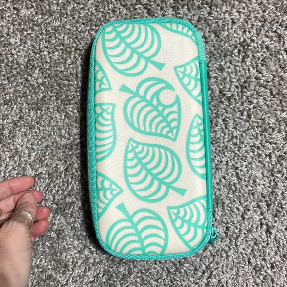 Nintendo Switch Carrying Case - Turquoise Leaf Design - Picture 3 of 3